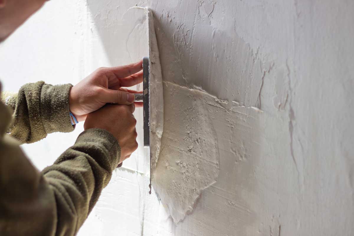 Handwerkliches Glätten einer verputzten Wand
