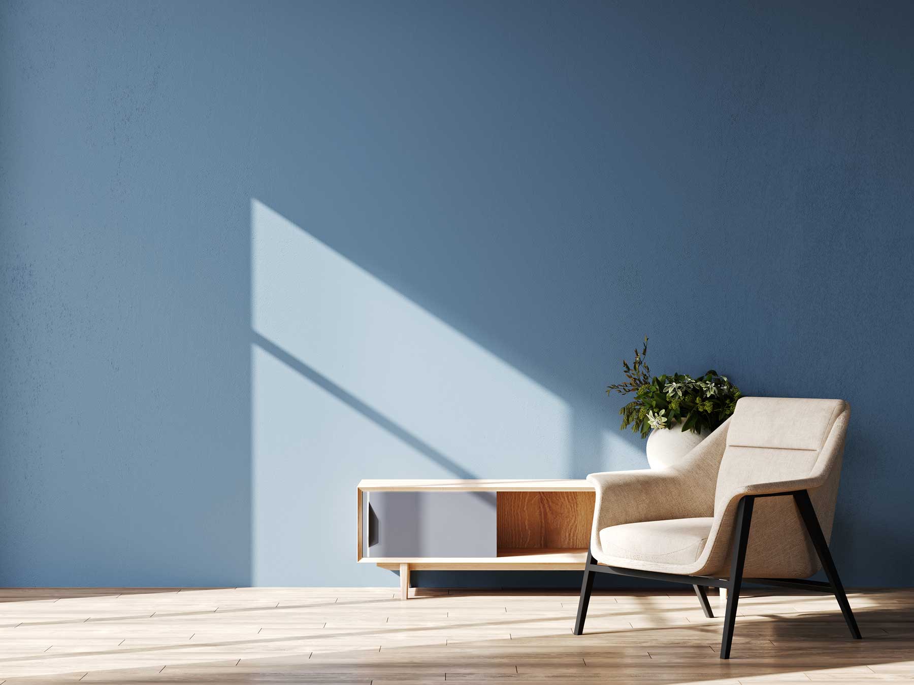Ruhiger Innenraum mit hochwertig gestalteter blauer Wand